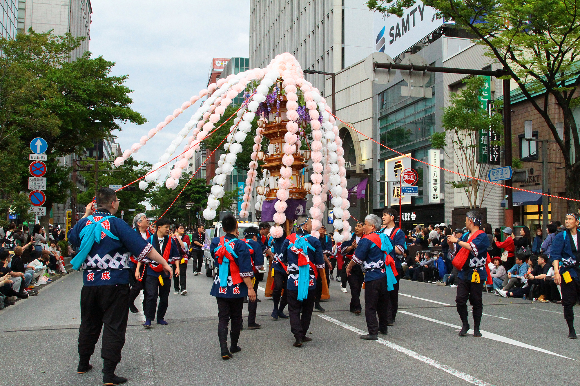 Two Million People, Thousands of Rice Spoons, and One Epic Party - Horospo Guide