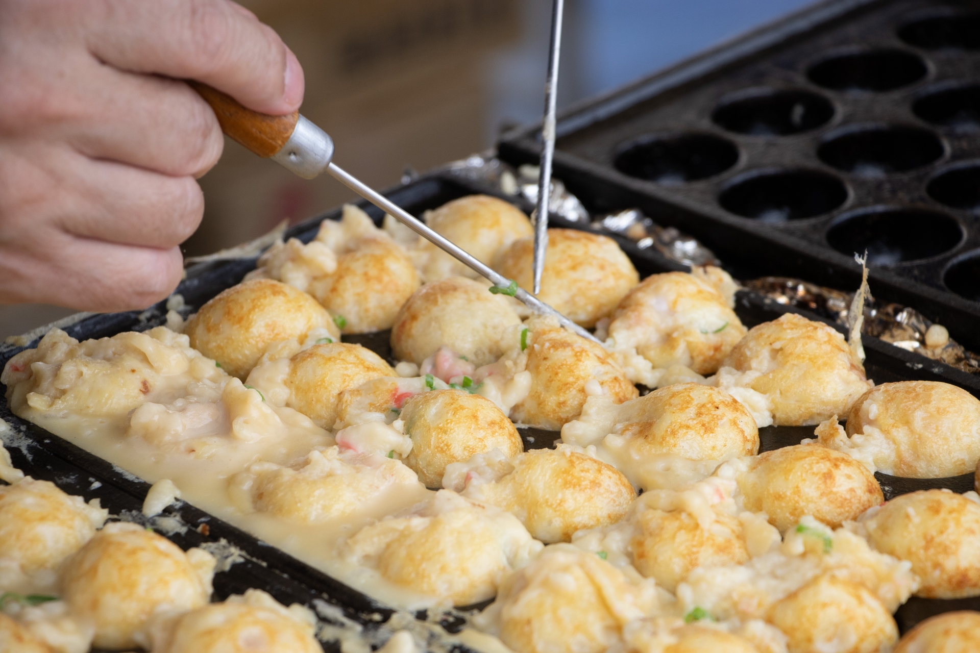 Why I’ll Always Choose a Greasy Osaka Alley Over a Michelin Star (2026 Guide)