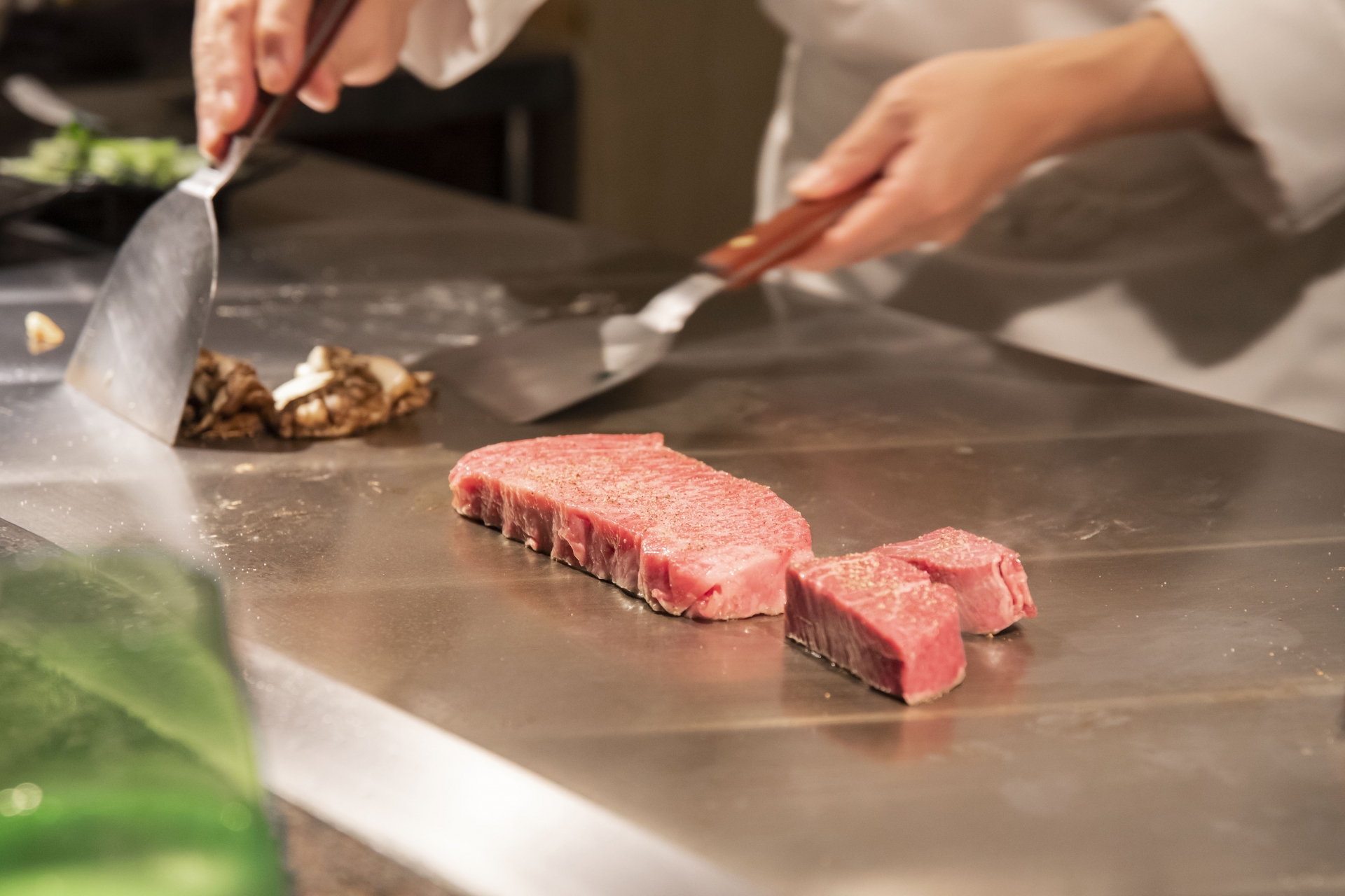 I Watched a Chef Juggle Fire for My Dinner – Why Wagyu Teppanyaki is Worth Every Yen