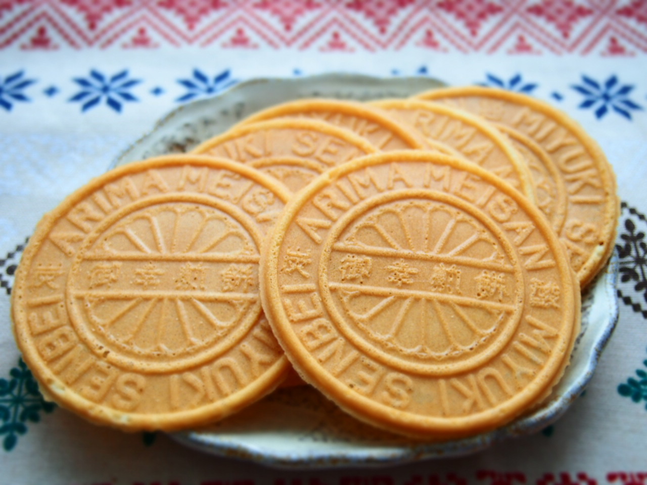 Famous Local Specialty: Tansan Senbei (Carbonated Crackers) in Arima Onsen