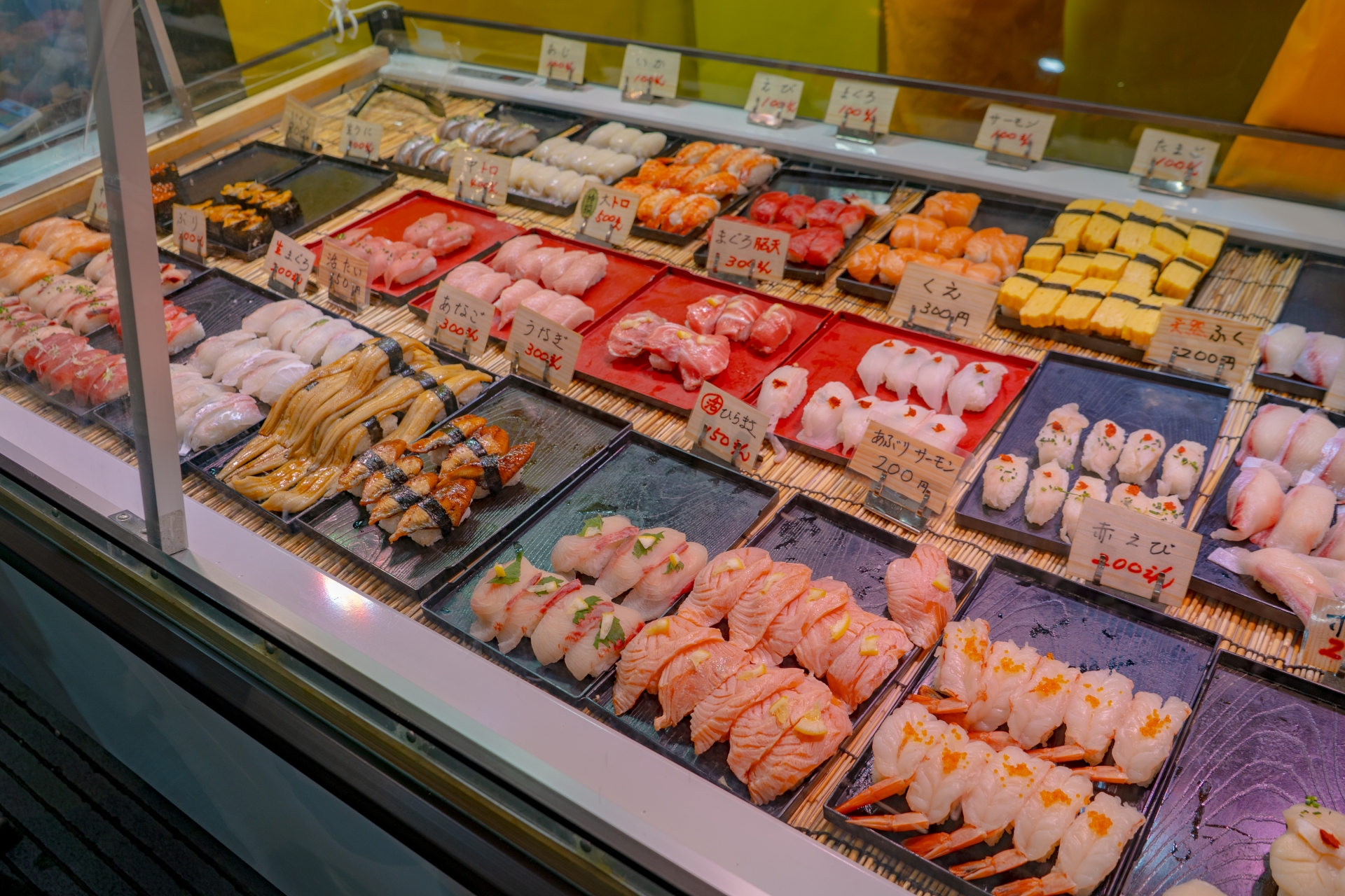 Famous Local Specialty: Iki-iki Bakangai Nigiri in Karato Market
