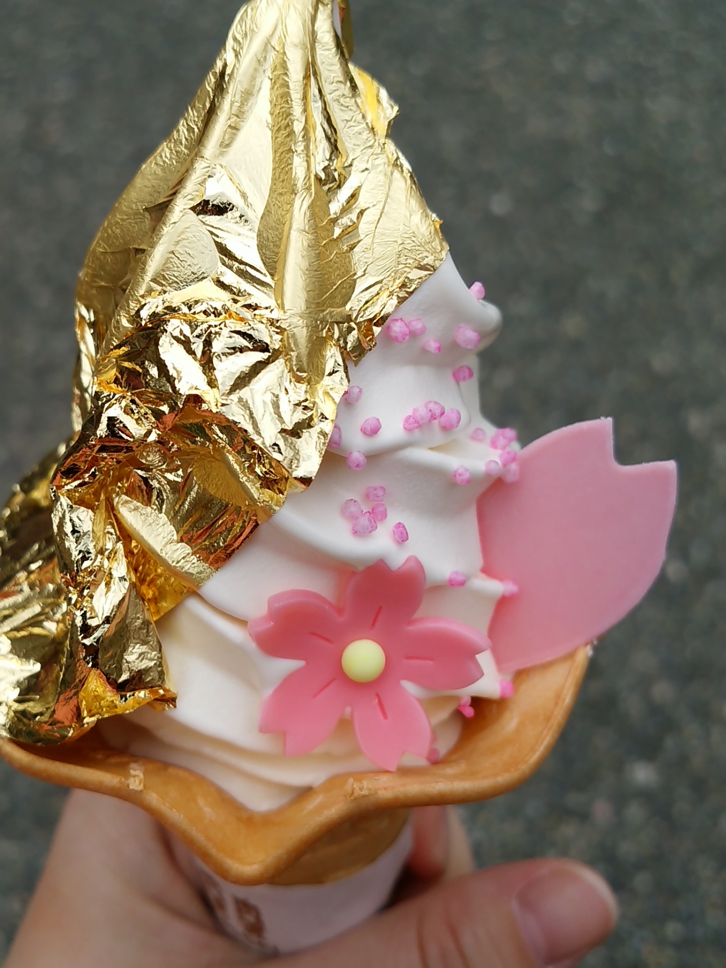 Famous Local Specialty: Gold Leaf Soft Serve in Kenrokuen Garden