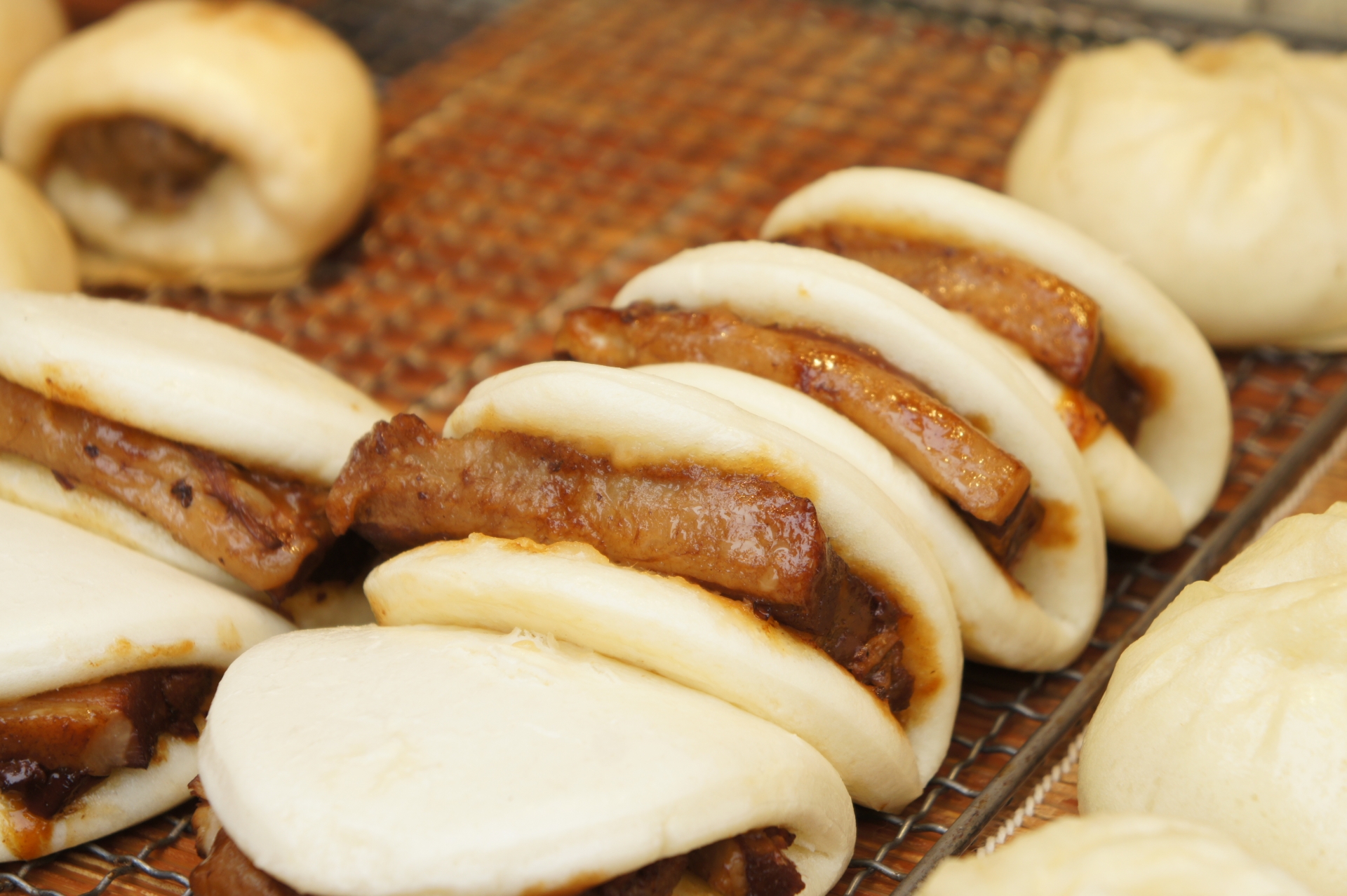 Famous Local Specialty: Nagasaki Kakuni Manju in Shinchi Chinatown