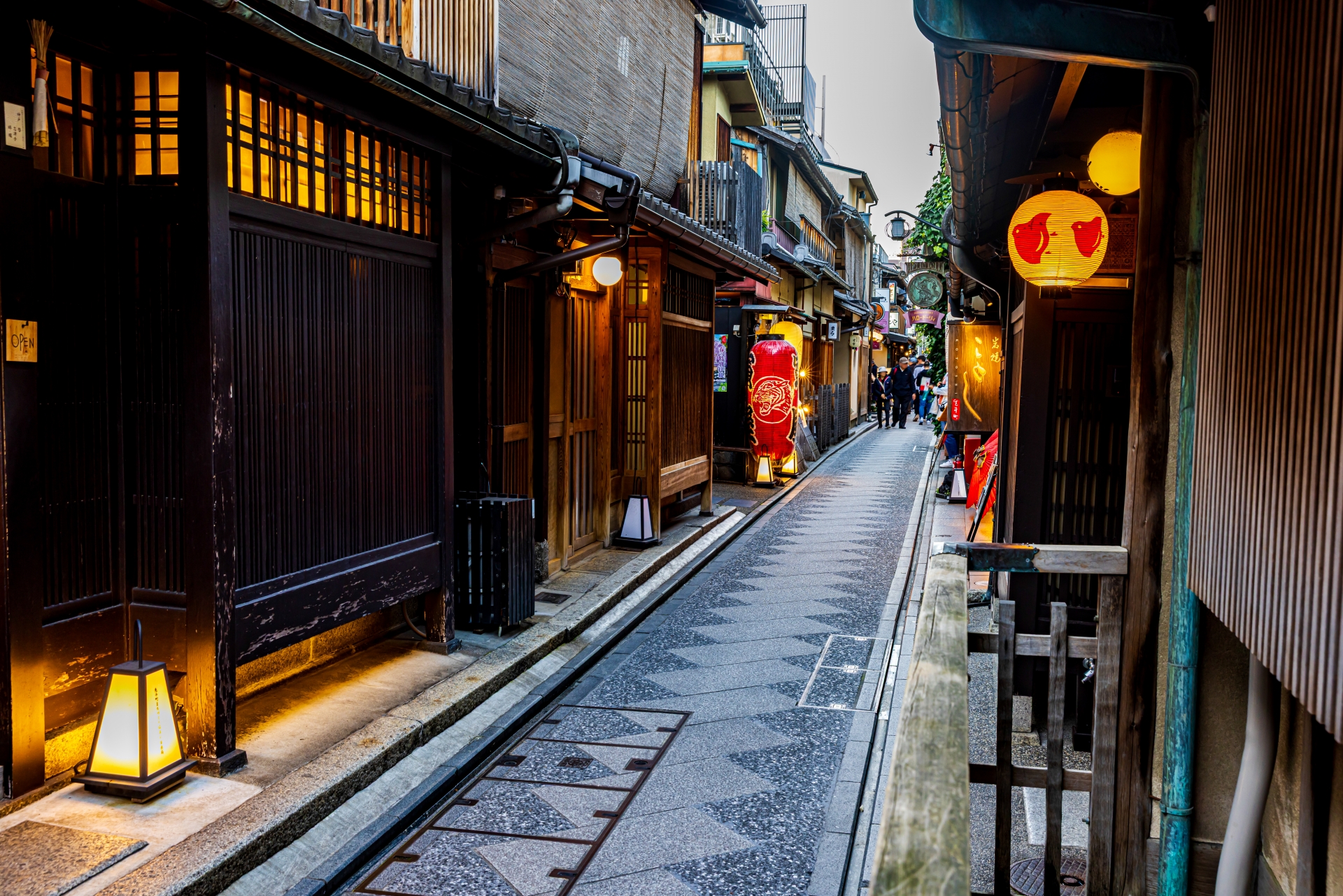 Whispers of the Willow: A Timeless Journey through Gion District - Japan Travel Guide | HOROSPO