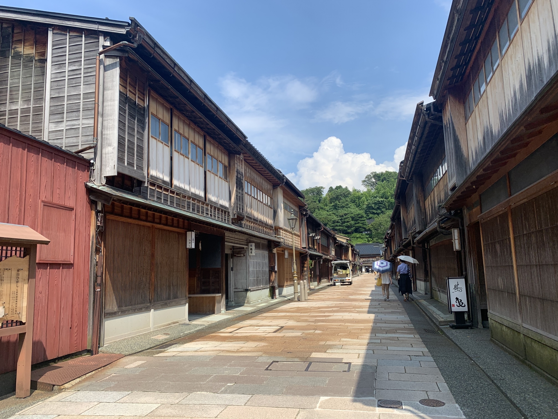 Atmospheric view of Higashi Chaya - Japan Travel Guide