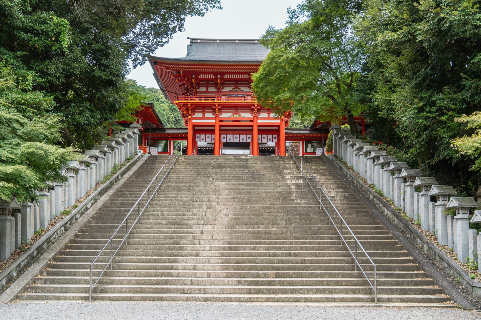 Atmospheric view of Hikone Castle - Japan Travel Guide
