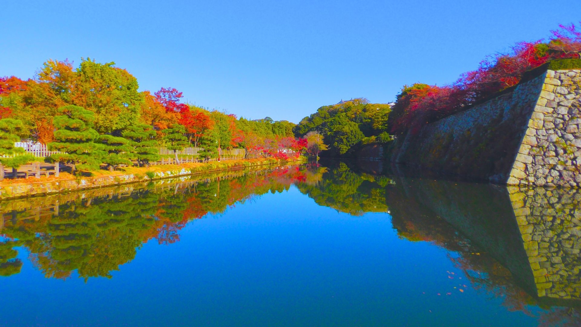Atmospheric view of Himeji Castle - Japan Travel Guide