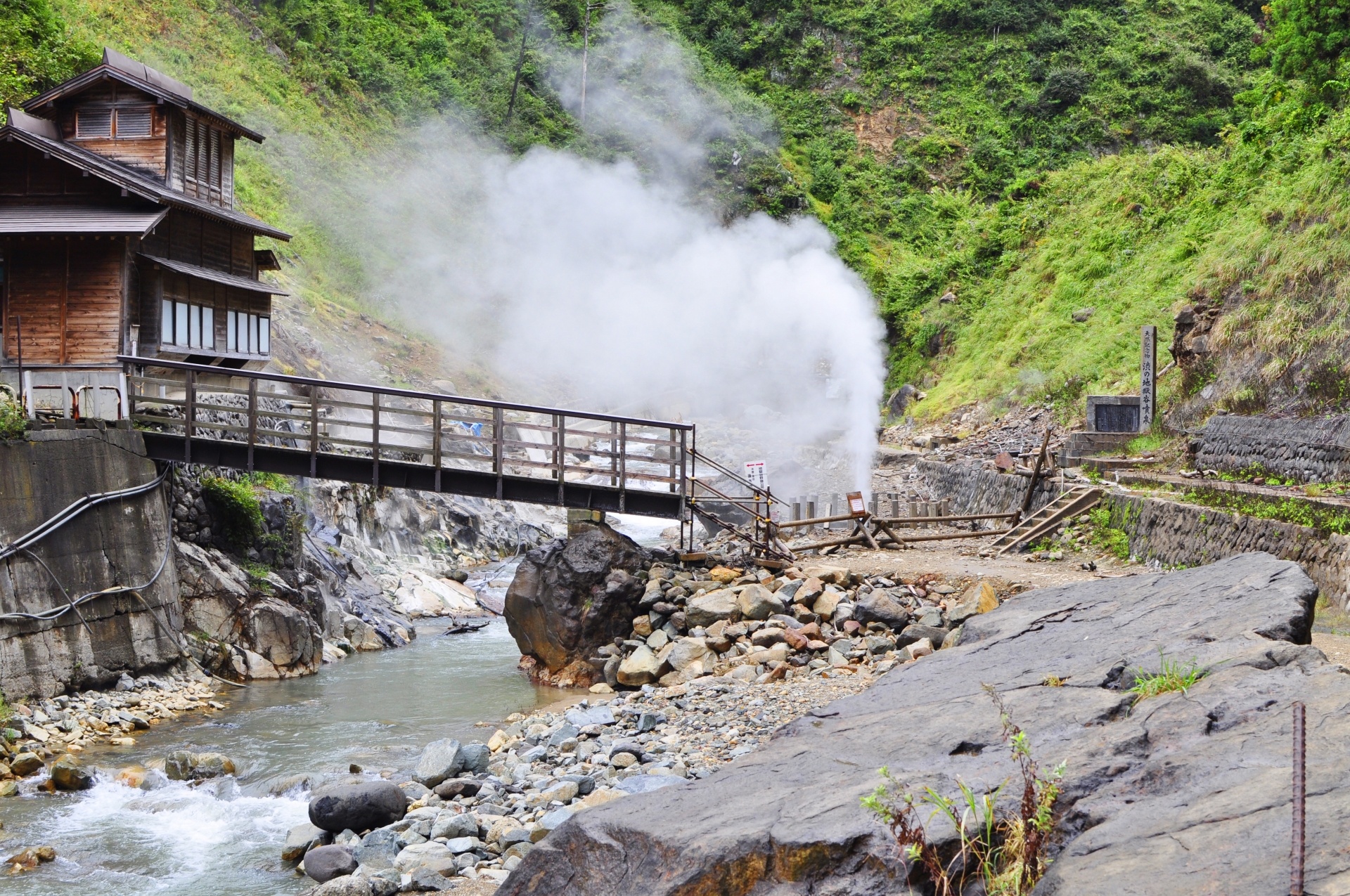 Atmospheric view of Jigokudani Monkey Park - Japan Travel Guide