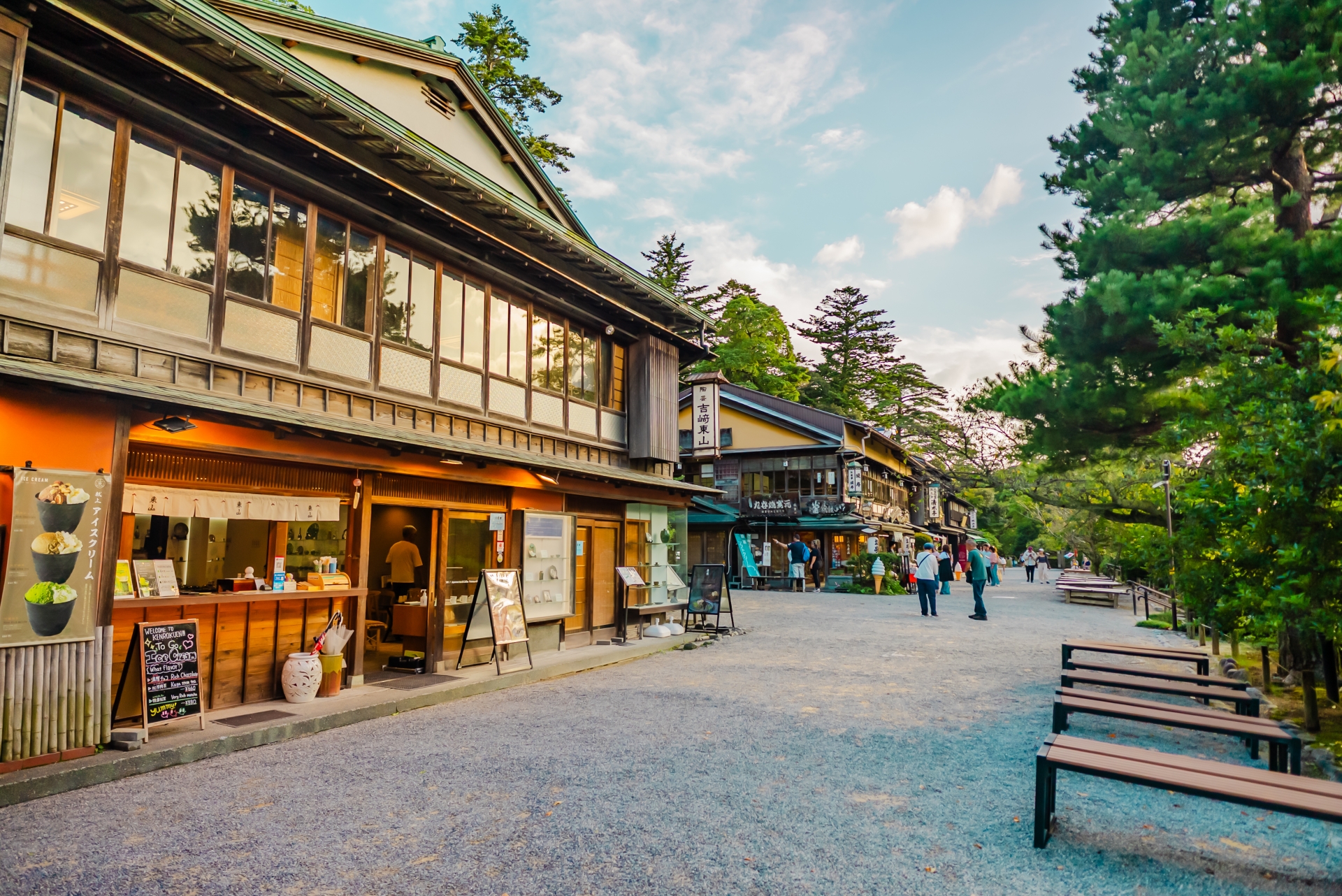 Atmospheric view of Kenrokuen Garden - Japan Travel Guide