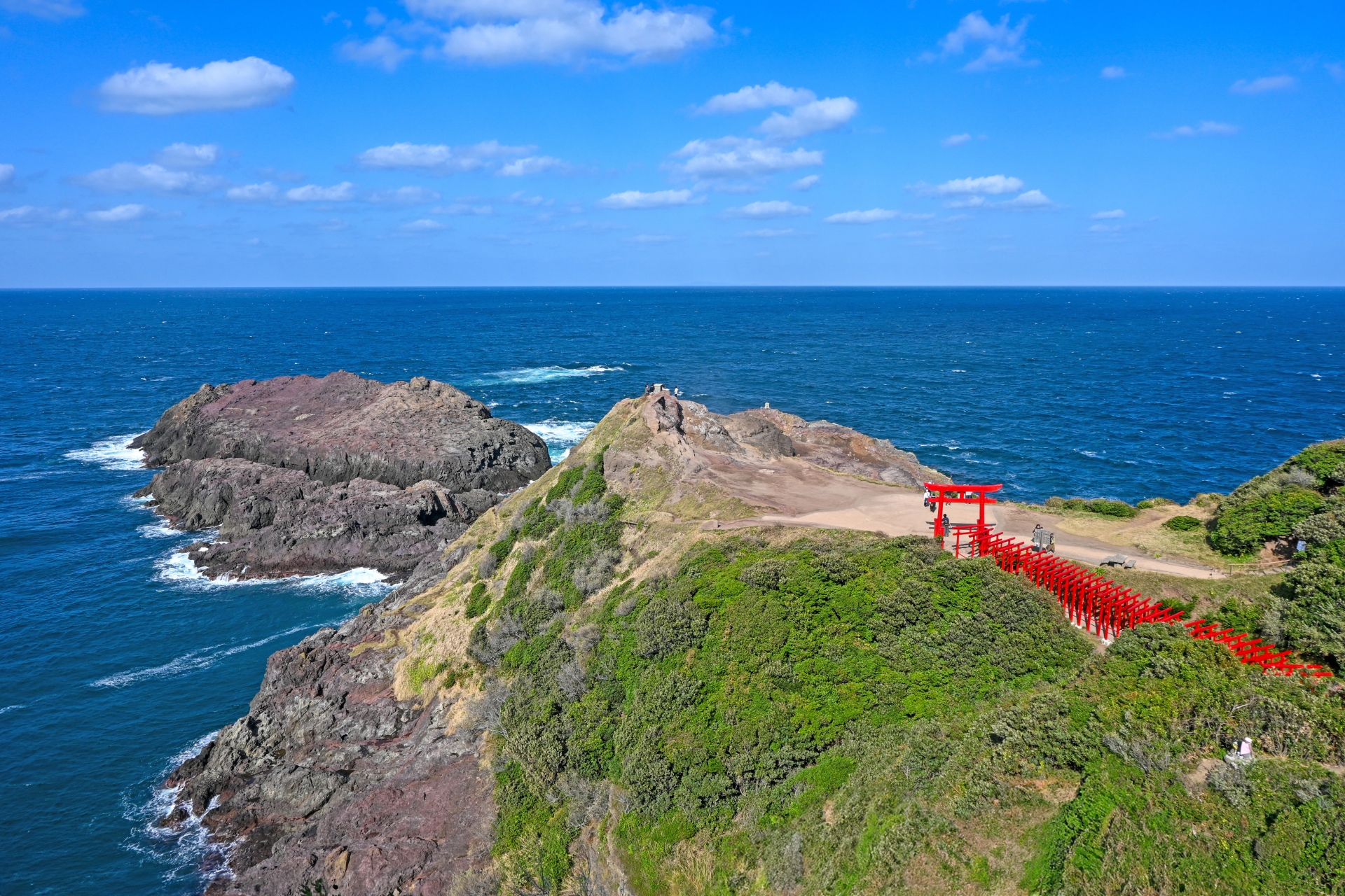 Where Crimson Meets Cobalt: The Soul of Motonosumi Shrine - Japan Travel Guide | HOROSPO