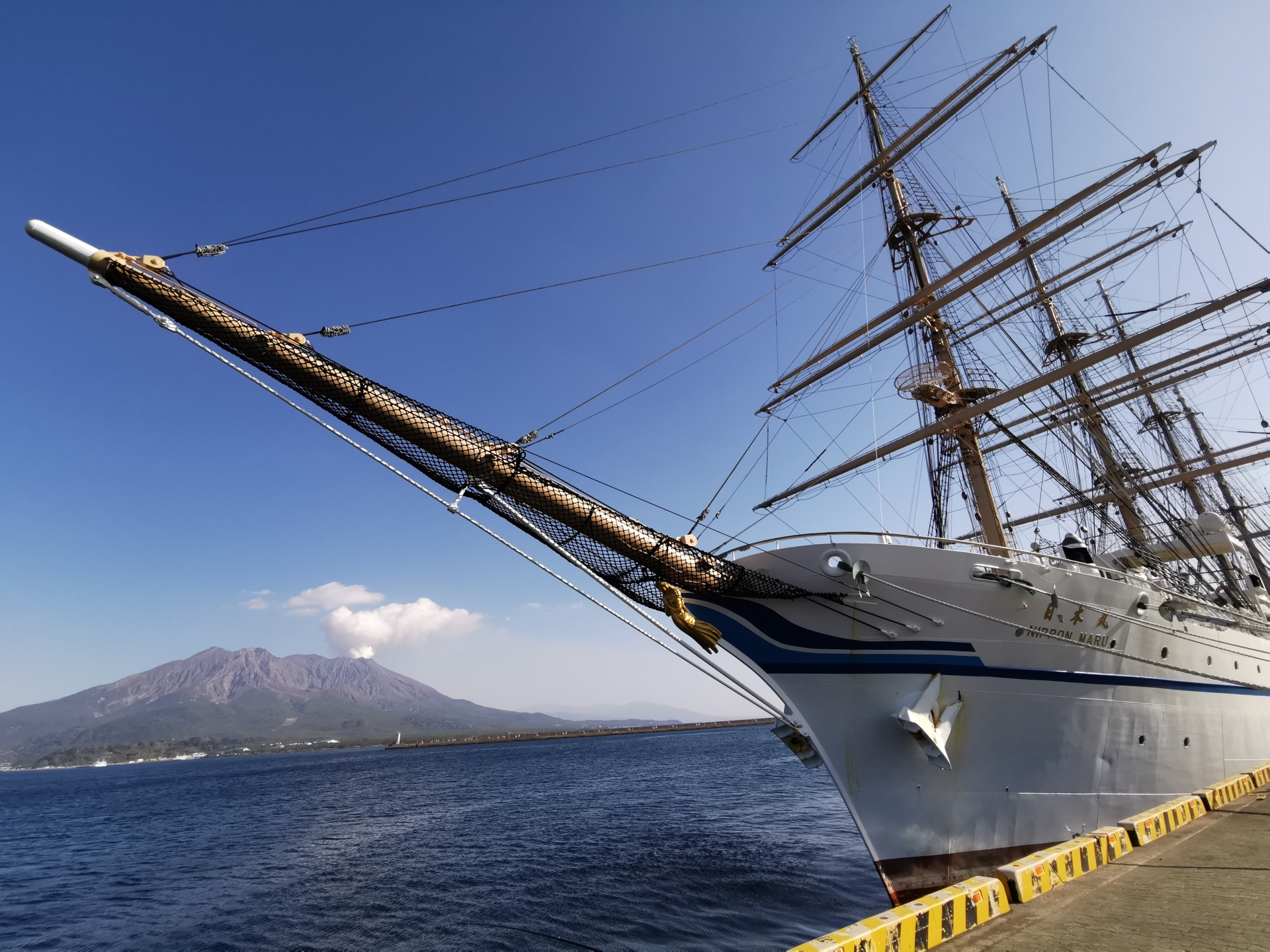 Atmospheric view of Sakurajima - Japan Travel Guide