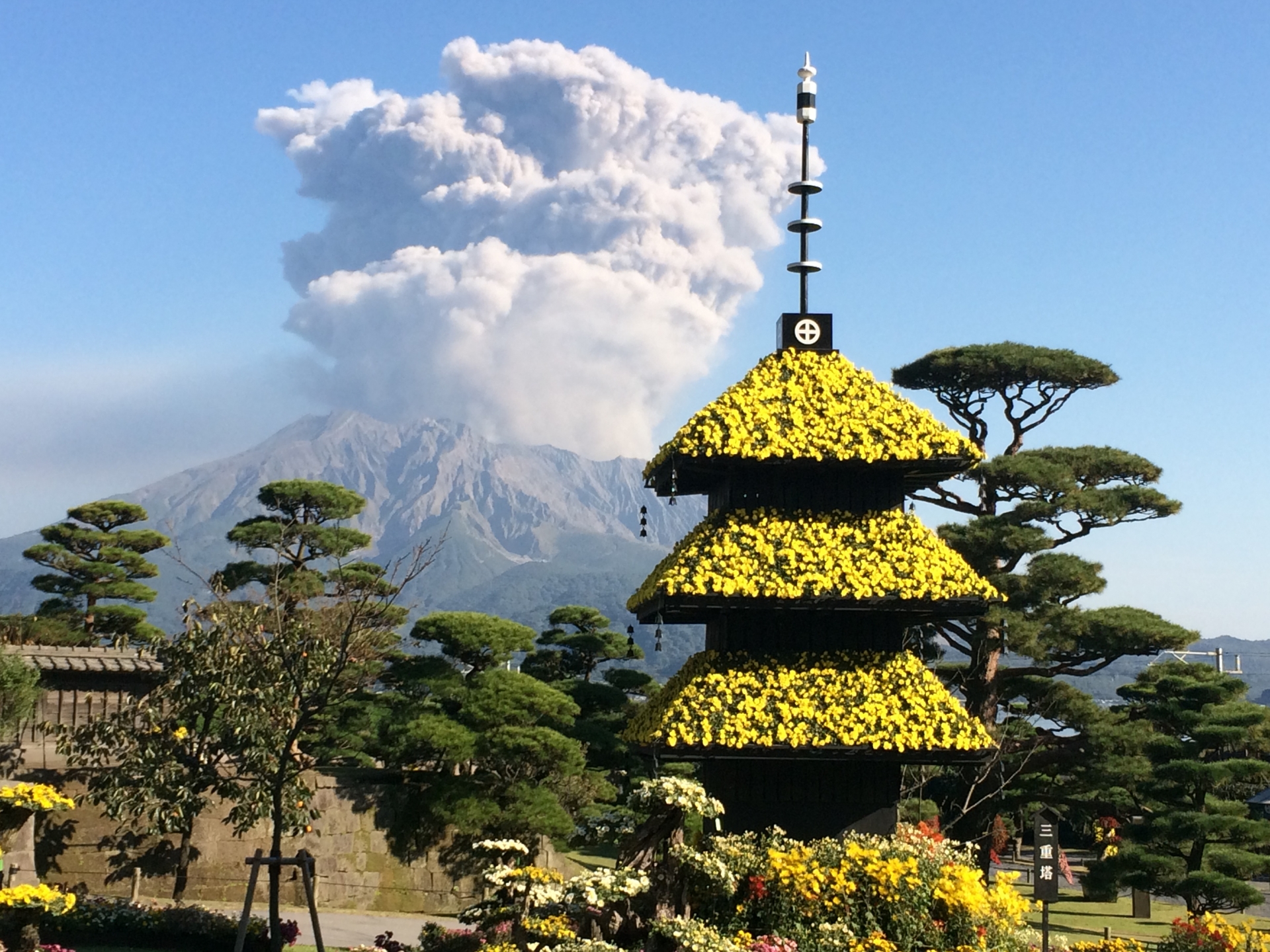 Sengan-en: Where Shogun Legacies Meet the Smoldering Breath of Sakurajima - Japan Travel Guide | HOROSPO