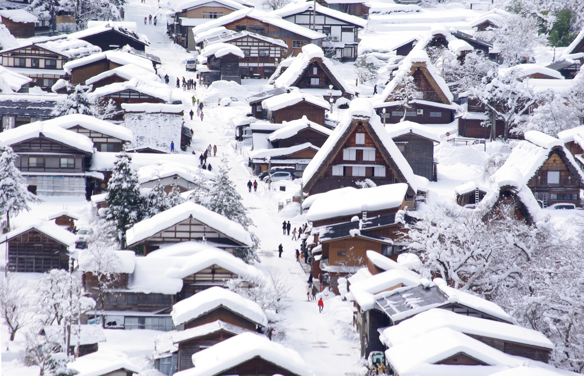Atmospheric view of Shirakawa-go - Japan Travel Guide