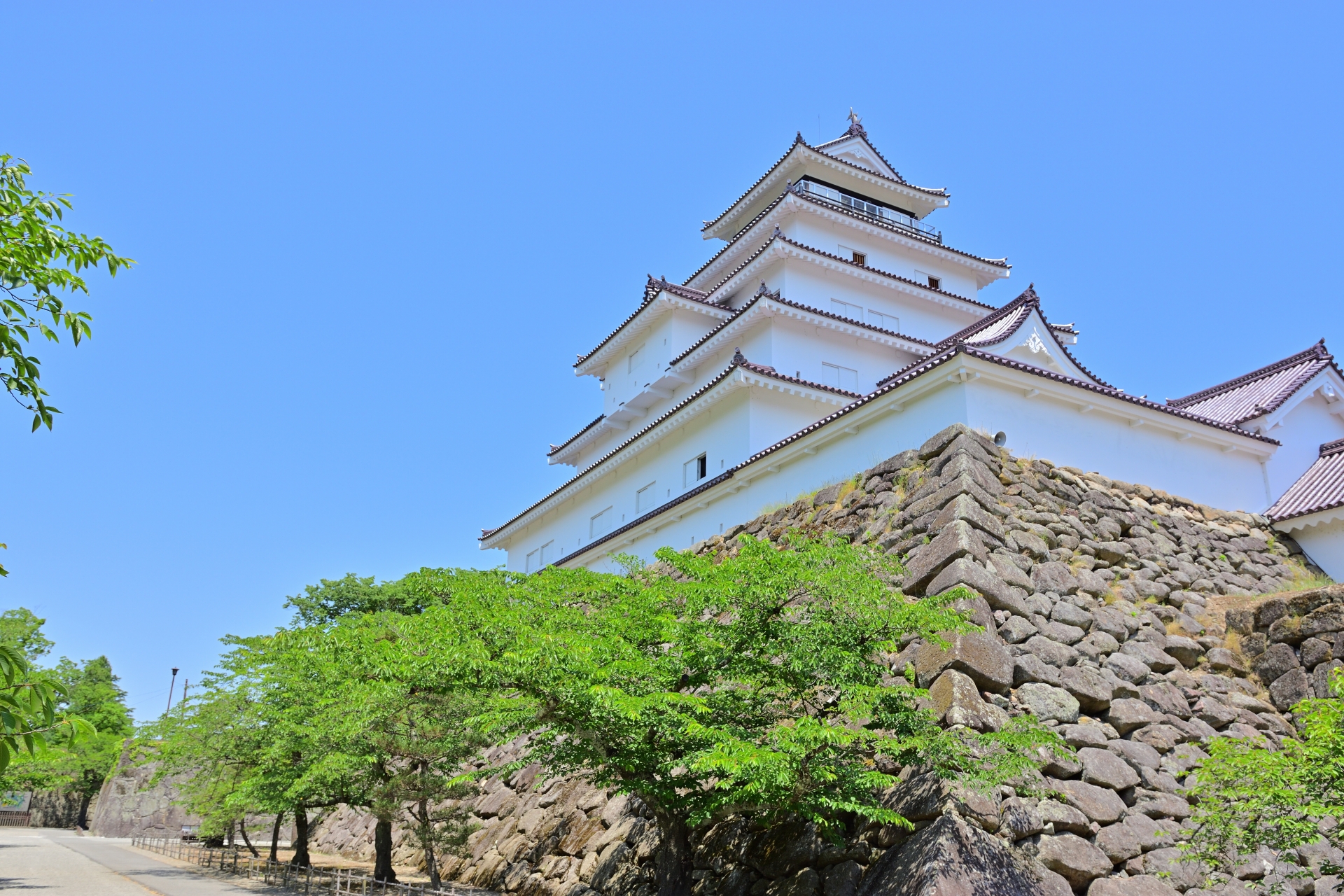 Atmospheric view of Tsuruga Castle - Japan Travel Guide