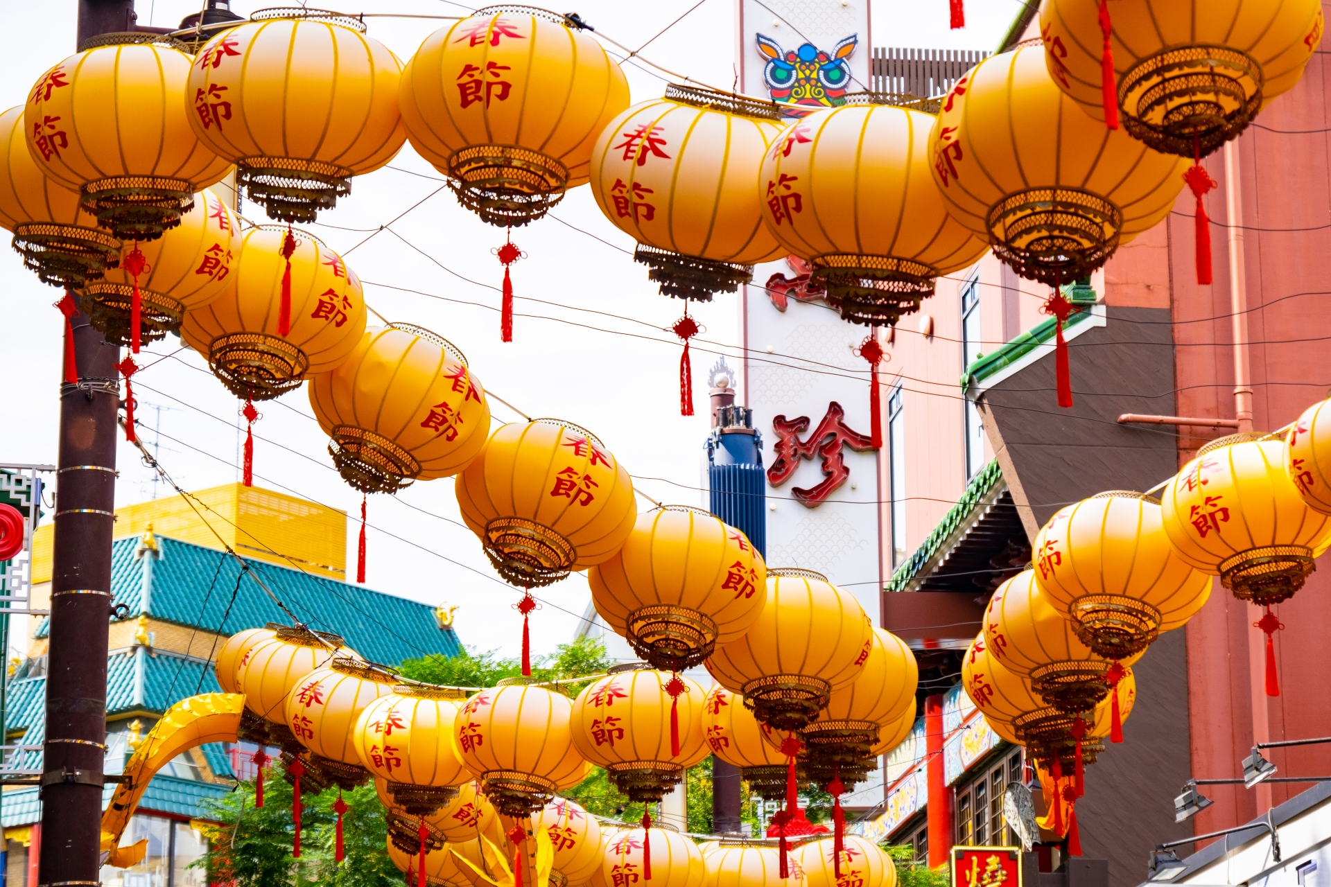 Atmospheric view of Yokohama Chinatown - Japan Travel Guide