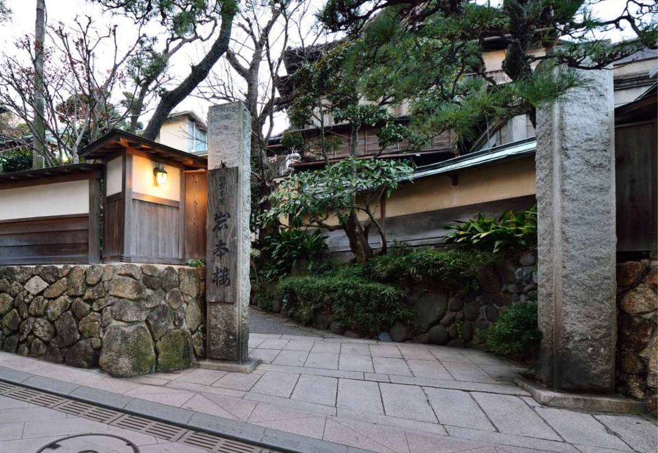 Stay at Iwamotoro Honkan - Recommended Hotels in Enoshima Island