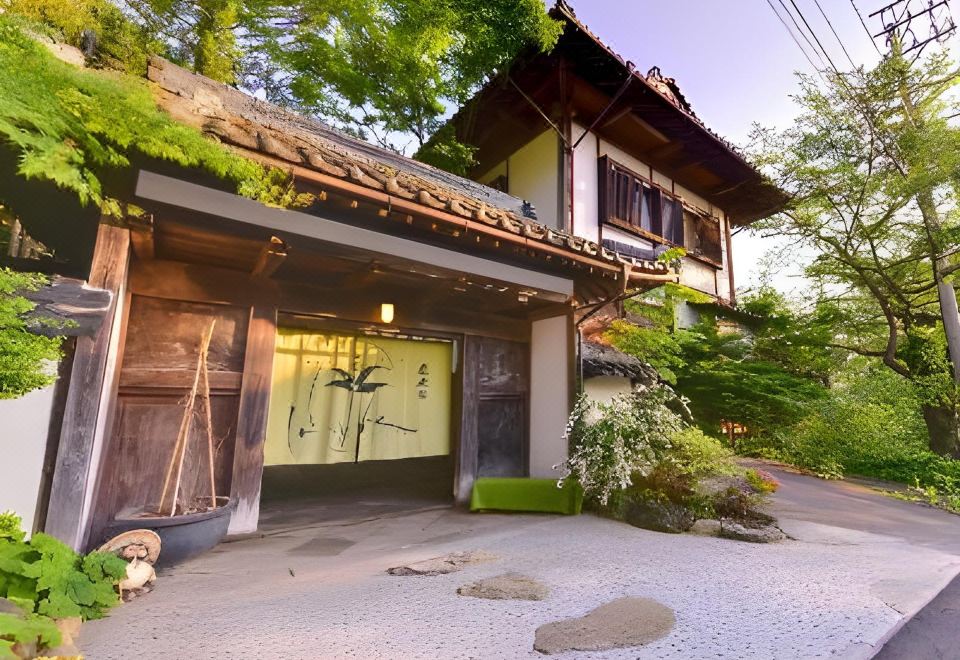 Stay at Jinpyokaku Honten - Recommended Hotels in Jigokudani Monkey Park