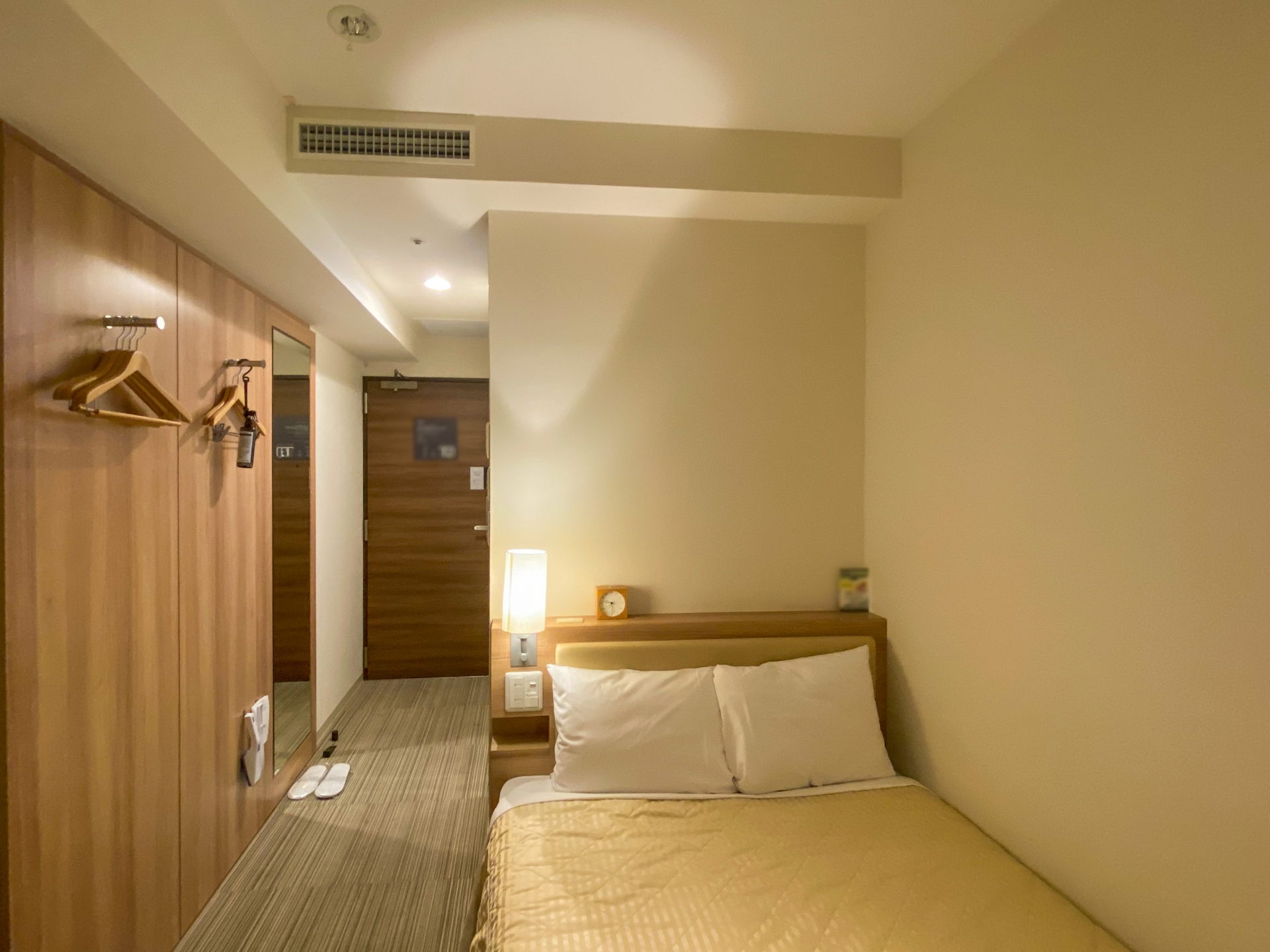 The Japan Hotel Space Survival Guide: How to Manage Small Rooms and Large Luggage in 2025